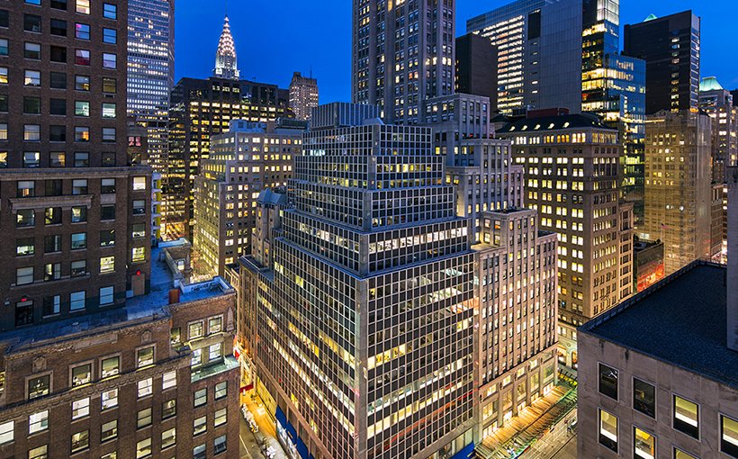 Aerial view of 529 Fifth Avenue (center) - Silverstein Properties