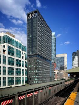 25-01 Queens Plaza North. Photo by Michael Young.