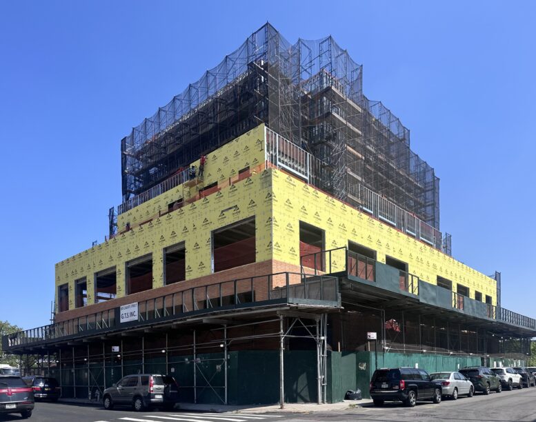 305 Calyer Street. Photo by Michael Young.
