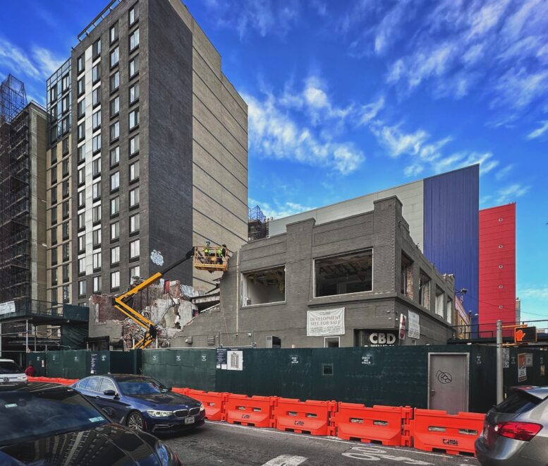 30-01 Northern Boulevard. Photo by Michael Young.
